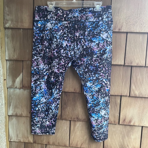 PowerHold® Mid-Rise Capri Leggings - Picture 9 of 9